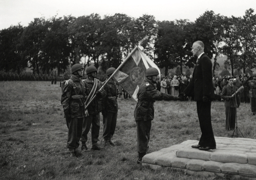 Prezydent Władysław Raczkiewicz i generał Stanisław Sosabowski w czasie uroczystości wręczenia sztandaru Pierwszej Samodzielnej Brygadzie Spadochronowej