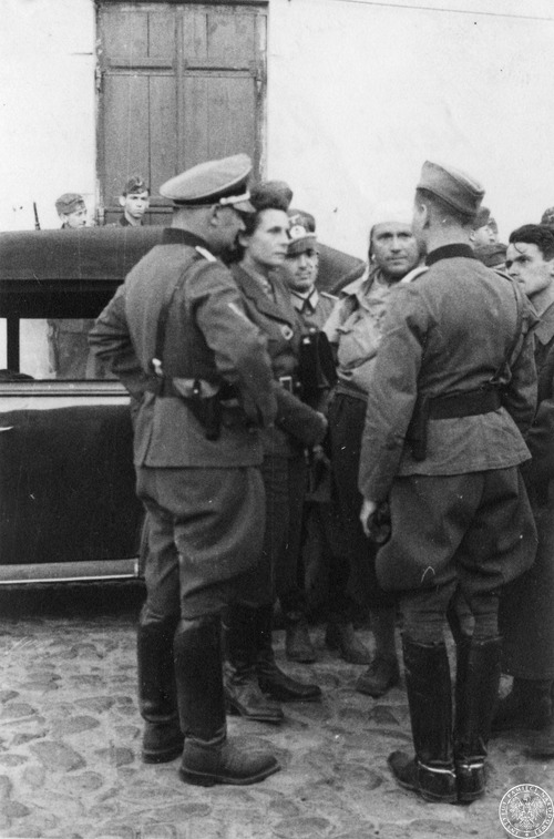 Leni Riefenstahl i towarzyszący jej członkowie ekipy rozmawiają z niemieckimi oficerami, prawdopodobnie po przybyciu do miasta Końskie.
