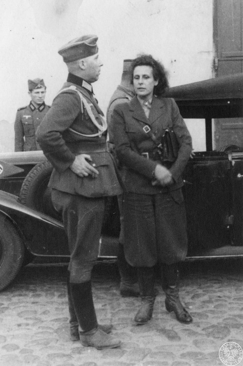 Reżyserka Leni Riefenstahl rozmawia z niemieckim oficerem, prawdopodobnie po przybyciu do miasta Końskie.