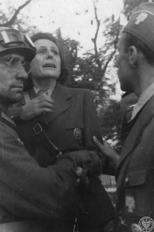 Końskie. Zszokowana Leni Riefenstahl podtrzymywana przez żołnierzy niemieckich w czasie strzelaniny do bezbronnych ludzi.