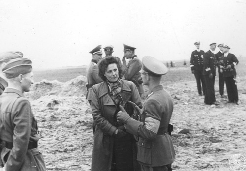 Gdynia - Oksywie. Reżyserka filmowa Leni Riefenstahl rozmawia z funkcjonariuszem NSDAP, który na ramieniu ma opaskę.
