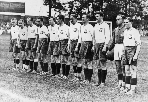 Reprezentacja Polski przed meczem z Brazylią na stadionie Meinau podczas Mistrzostw Świata w Piłce Nożnej we Francji, 1938 r. Fot. ze zbiorów NAC