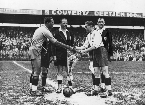 Kapitan reprezentacji Polski Władysław Szczepaniak (z prawej) wita się z kapitanem reprezentacji Brazylii przed meczem podczas Mistrzostw Świata w Piłce Nożnej we Francji, 1938 r. Fot. ze zbiorów NAC