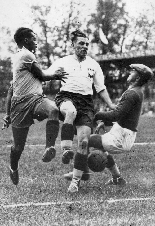 Mecz Polska - Brazylia podczas Mistrzostw Świata w Piłce Nożnej we Francji, 1938 r. Widoczni Władysław Szczepaniak (w środku), Leonidas da Silva (z lewej) i Edward Madejski (z prawej). Fot. ze zbiorów NAC