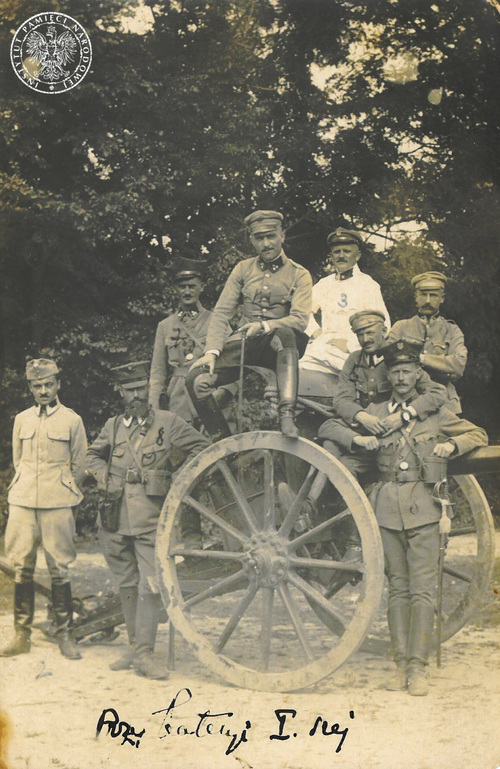 Zdjęcie grupowe żołnierzy. Na fotografii podpis: Przy baterii pierwszej