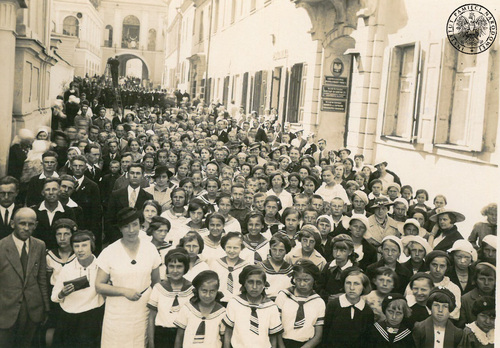 Zdjęcie wycieczki szkolnej do Wilna wykonane przed Ostrą Bramą
