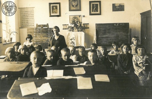 Józefa Diakow z domu Kowaliszyn z uczniami w klasie szkoły w Krasnoborkach. Na tablicy data: dziesiąty maja 1937 roku