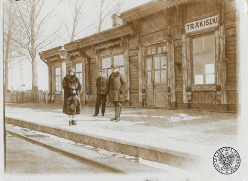 Józefa Diakow z domu Kowaliszyn na stacji kolejowej w Trakiszkach