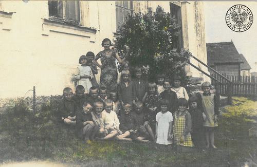 Józefa Diakow z domu Kowaliszyn z uczniami  przed szkołą