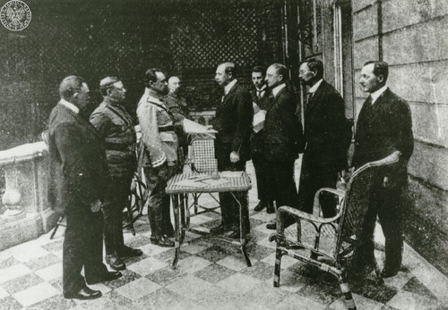 Członkowie Komitetu Narodowego Polskiego w Paryżu wręczający gen. Józefowi Hallerowi nominację na głównodowodzącego Armii Polskiej we Francji. Stoją od lewej: Jan Rozwadowski, mjr Franciszek Fronczak, gen. Józef Haller, mjr Tadeusz Malinowski, Maurycy Zamoyski, N.N. (Romer), Józef Wielowieyski, Stanisław Grabski, Stanisław Kozicki. Zdjęcie publikowane w „Tygodniku Ilustrowanym” nr 50 z dnia 14 grudnia 1918 r. Fot. z zasobu AIPN