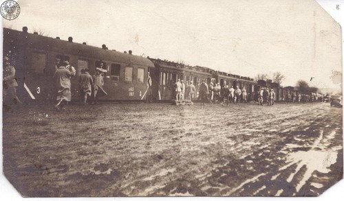 Żołnierze Błękitnej Armii przy i w pociągu zmierzającym do Polski, 1918 r. Fotografia z zasobu AIPN, pochodząca ze zbiorów Stowarzyszenia Weteranów Armii Polskiej w Ameryce