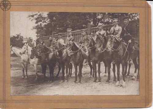 Oficerowie polscy i francuscy Błękitnej Armii na koniach, 1919 r.  Fotografia Franciszks Zwierza, z zasobu AIPN, pochodząca ze zbiorów Stowarzyszenia Weteranów Armii Polskiej w Ameryce