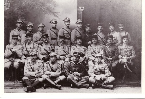 Grupa oficerów polskich i francuskich z Armii Polskiej we Francji, kwiecień 1919 r.  Fotografia FA. Cichockiego, z zasobu AIPN, pochodząca ze zbiorów Stowarzyszenia Weteranów Armii Polskiej w Ameryce
