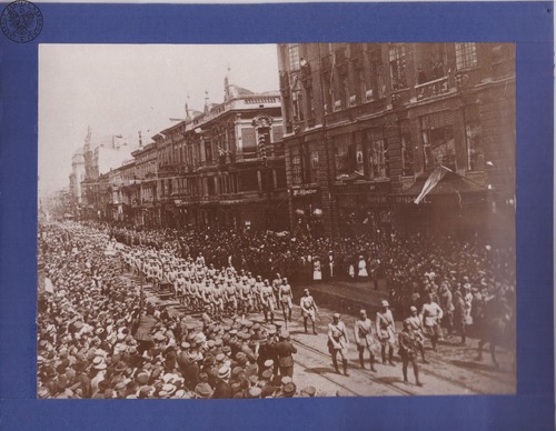 Defilada oddziałów Błękitnej Armii na ul. Piotrkowskiej w Łodzi w 1919 r. Fotografia z zasobu AIPN, pochodząca ze zbiorów Stowarzyszenia Weteranów Armii Polskiej w Ameryce