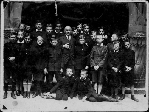Aleksander Kołodziejczyk (w górnym rzędzie, czwarty od lewej) w czasach szkolnych, 25 czerwca 1923 r. Fot. z zasobu AIPN