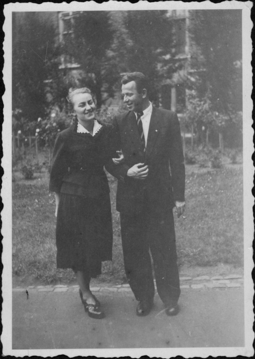 Aleksander Kołodziejczyk z żoną Zdzisławą - Kraków, 1 sierpnia 1949 r. Fot. z zasobu AIPN