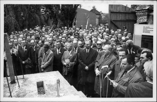 Podczas uroczystości w KL Auschwitz. Fot. z zasobu AIPN
