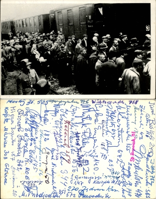 Fotokopia z fotografii przedstawiającej załadunek więźniów pierwszego transportu do KL Auschwitz - Tarnów, 14 czerwca 1940 r. Na odwrocie podpisy więźniów, zebrane po zakończeniu wojny. Fot. z zasobu AIPN