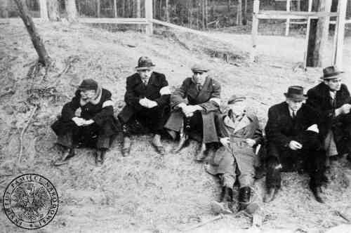 Członkowie delegacji PCK, biorący udział w ekshumacjach w Katyniu. Od lewej: Jerzy Wodzinowski, Hugon Kassur, Stefan Cupryjak, Jan Mikołajczyk, Stefan Kołodziejczyk, Marian Wodziński