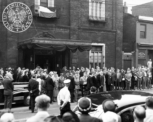 Uroczystości pogrzebowe Teofila A. Starzyńskiego przed siedzibą główną Sokolstwa w Pittsburghu, czerwiec 1952 r. Fotografia z archiwum Sokolstwa Polskiego w Ameryce, ze zbiorów AIPN