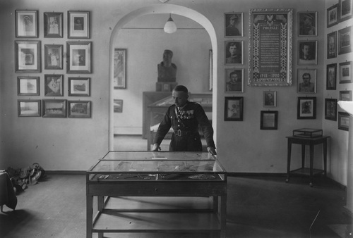 Oficer zwiedzający jedną z sal muzeum 13. Pułku Ułanów Wileńskich w Wilnie, 1931 r. Fot. ze zbiorów NAC