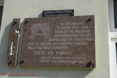 Tablica upamiętniająca więźniów osadzonych w więzieniu przy ul. Sterlinga 16 w Łodzi w latach 1945-1956. Fot. A. Ossowski