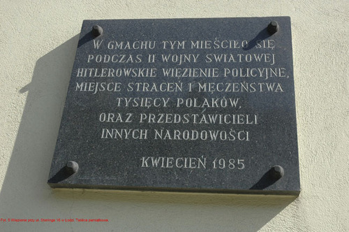 Tablica upamiętniająca więźniów osadzonych w więzieniu przy ul. Sterlinga 16 w Łodzi w latach 1939-1945. Fot. A. Ossowski