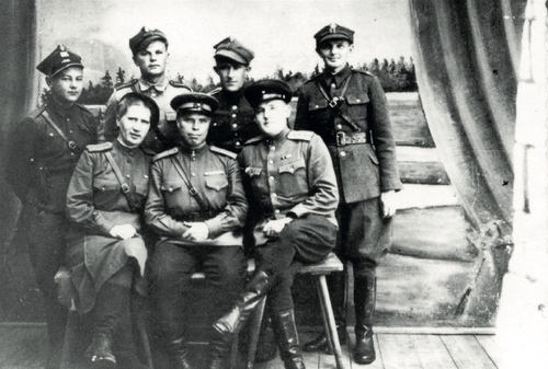 Funkcjonariusze Urzędu Bezpieczeństwa w Augustowie. W środku siedzi major Iwan Wasilenko, stoją od lewej: Mirosław Milewski, Ryszard Caban, Jan Szostak, Aleksander Kuczyński