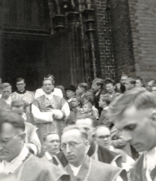 Ksiądz Franciszek Blachnicki po mszy prymicyjnej przed kościołem świętych Piotra i Pawła w Katowicach