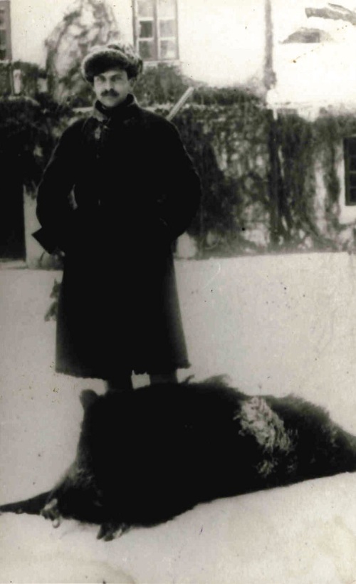 Hrabia Karol Potocki z Parzymiech chwilę po zakończonym polowaniu. W latach 1939-1945 więzień obozu koncentracyjnego w Dachau. Fot. ze zbiorów IPN