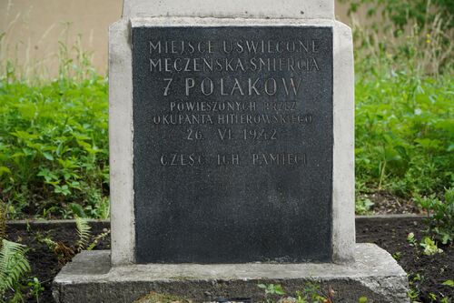 Tablica upamiętniająca ofiary pierwszej publicznej egzekucji przeprowadzonej przez Niemców w Krakowie 26 czerwca 1942 r., umieszczona na obelisku przy ul. Wodnej. Fot. Żaneta Wierzgacz (IPN)