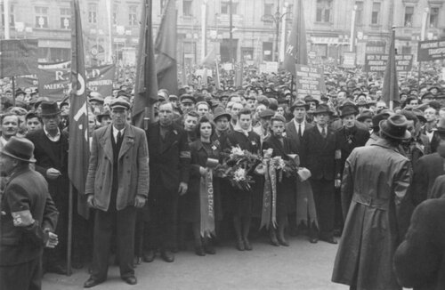 Wiec poparcia na Rynku Głównym w Krakowie w sprawie zbliżającego się referendum, 28 czerwca 1946 r. Fot. z zasobu AIPN