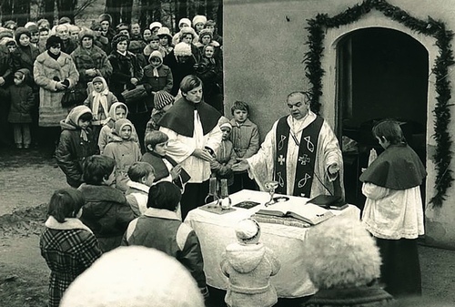 Ksiądz Bernard Czernecki odprawia Mszę przy kapliczce świętego Jana Nepomucena podczas budowy nowego kościoła w Jastrzębiu