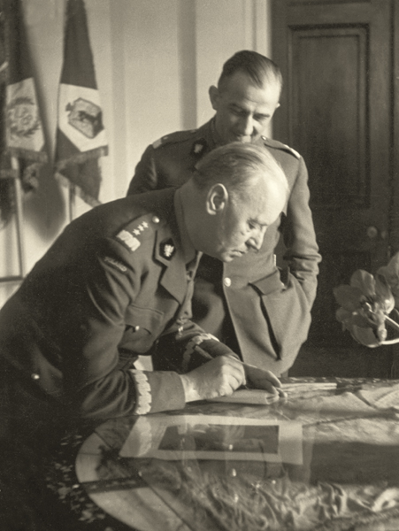 Generał Władysław Sikorski podpisujący dokumenty w swoim gabinecie premiera rządu na wychodźstwie,  obok generał Tadeusz Klimecki, szef Sztabu Naczelnego Wodza