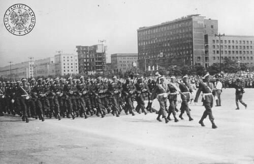Defilada na pl. Defilad w Warszawie, 22 VII 1959 r. (fot. z zasobu IPN)