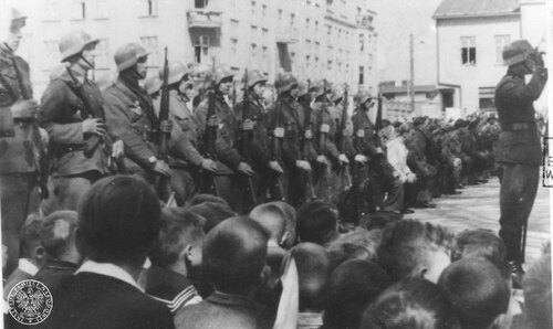 Obchody Narodowego Święta Odrodzenia Polski w Kartuzach. Milicjanci podczas mszy polowej na rynku, 22 VII 1946 r. (fot. z zasobu IPN)