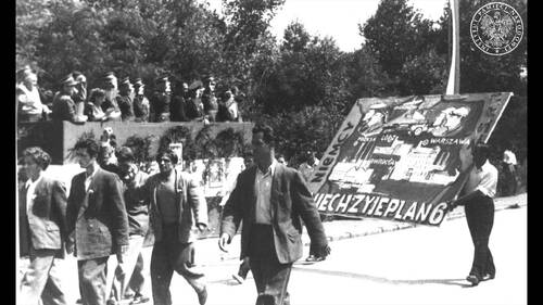 Komunistyczni partyzanci z Grecji niosą transparent promujący założenia planu 6-letniego. Dziwnów, 22 VII 1950 r. (fot. z zasobu IPN)