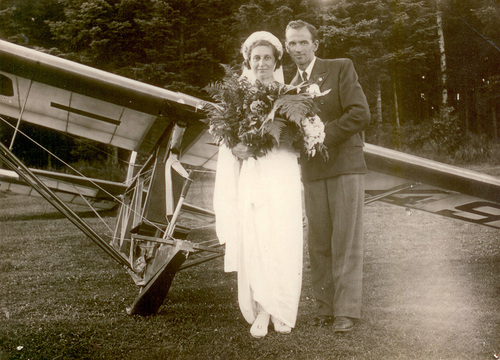 Janina and Mieczysław Lewandowski after the wedding in Tęgoborz (Nowy Sącz municipality), June 17, 1939. The photograph was taken at the Tęgoborz airport. Photo from the collection of the Gen. Józef Dowbor-Muśnicki Museum of Greater Poland Insurgents in Lusowo