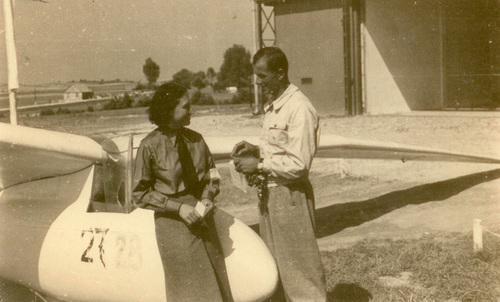 Janina and Mieczysław Lewandowski at the Tęgoborz airport. Photo from the collection of the Gen. Józef Dowbor-Muśnicki Museum of Greater Poland Insurgents in Lusowo
