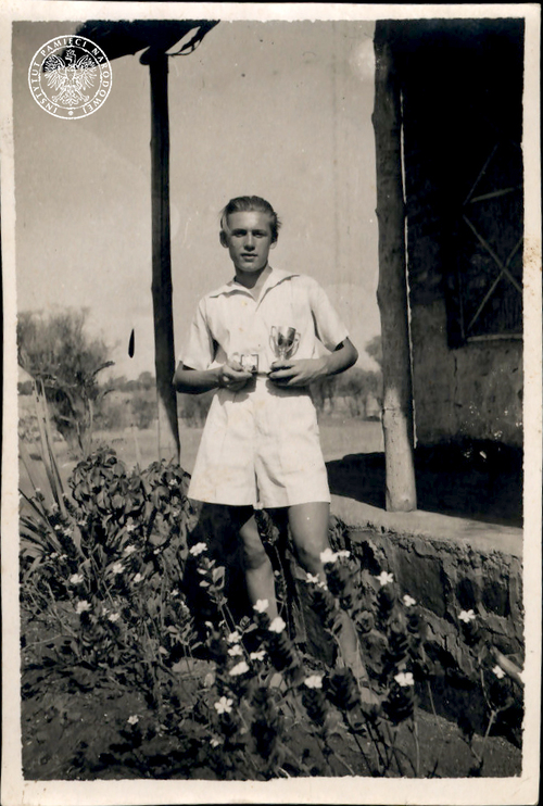 Alojzy Błach z trofeami. Osiedle Polskie w Valivade, 1943-1947. Fot. z zasobu AIPN