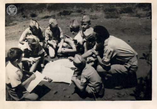 Hm. Zdzisław Peszkowski w towarzystwie zuchów. Indie, 1945 r. Fot. z zasobu AIPN