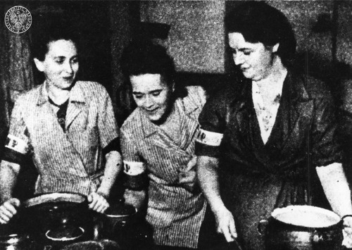 Powstańcza kuchnia polowa. Fot. z zasobu AIPN, Eugeniusz Lokajski ps. „Brok”