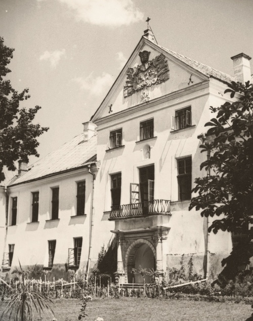 Fasada klasztoru sióstr niepokalanek w Jazłowcu, 9 lipca 1939 r. (fot. NAC)