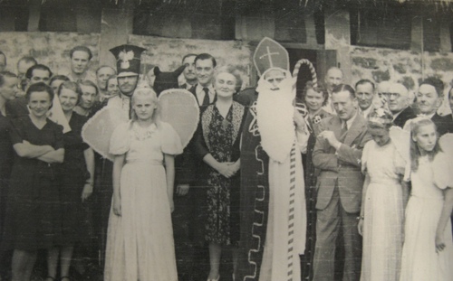 Św. Mikołaj w Tengeru; po jego lewej stronie stoi komendant osiedla J. Minnery