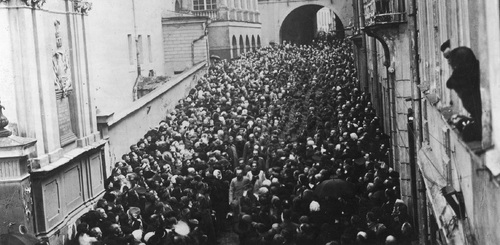 Hołd w Ostrej Bramie po wyzwoleniu Wilna. Wśród rzeszy wiernych pod Ostrą Bramą widoczny Naczelnik Państwa Józef Piłsudski (na pierwszy planie, w środku), 27 kwietnia 1919 r. Fot. NAC