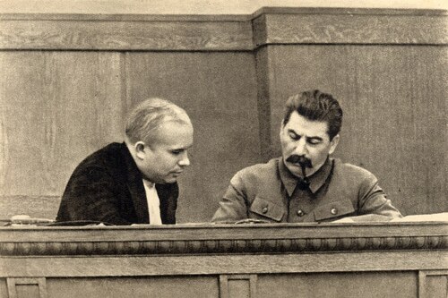 Przed Wielkim Terrorem. Przyszły I sekretarz KP Ukrainy Nikita Chruszczow z Józefem Stalinem w prezydium sesji Centralnego Komitetu Wykonawczego ZSRS, styczeń 1936 r. Fot. domena publiczna