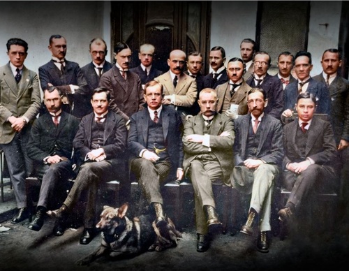 Employees of the Polish Plebiscite Commissariat with Commissioner Wojciech Korfanty. Photo from the 2020 calendar of the Katowice branch of the Institute of National Remembrance (French National Library)