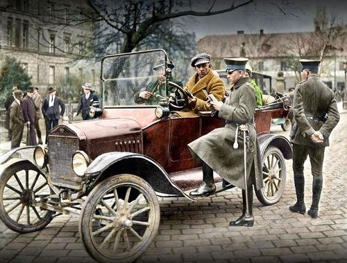 Upper Silesia police patrol during a road check. Photo from the 2020 calendar of the Katowice branch of the Institute of National Remembrance (French National Library)