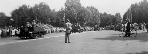 Lekkie transportery gąsienicowe Universal Carrier z żołnierzami czwartej Wołyńskiej Brygady Piechoty