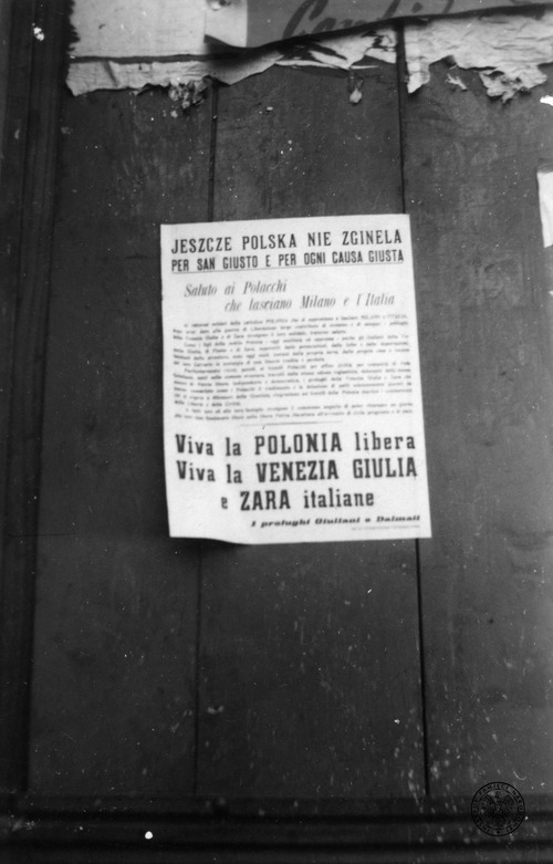 Afisz na płocie w języku włoskim, skierowany do mieszkańców w miejscu stacjonowania jednostek Drugiego Korpusu Polskiego prawdopodobnie z okazji rozpoczęcia przerzutu korpusu z Włoch do Wielkiej Brytanii. Mediolan, jesień 1946 roku